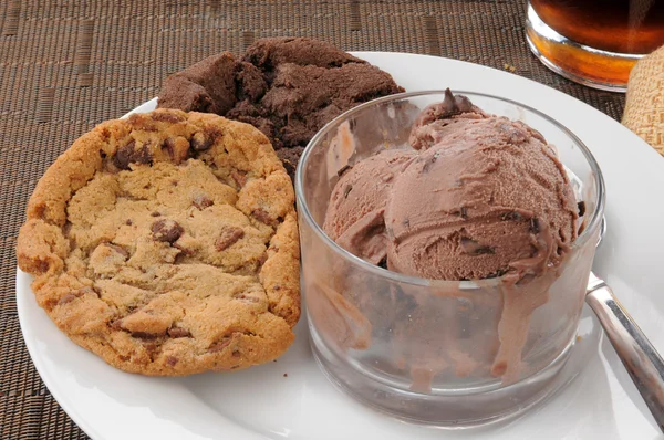 Chocolate chip cookies and ice cream — ストック写真