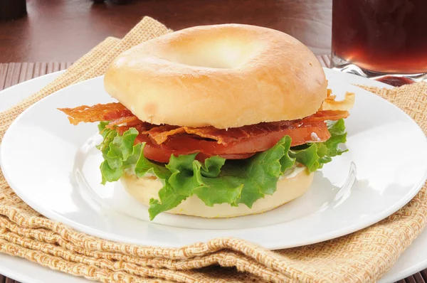 BLT sandwich op een bagel — Stockfoto