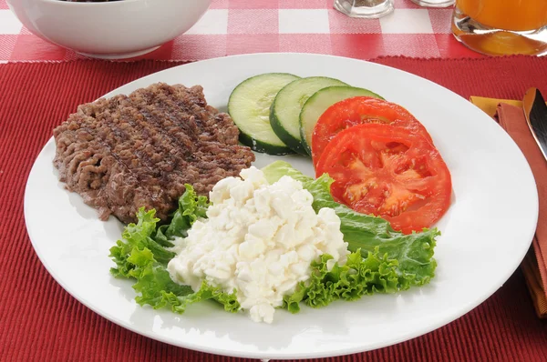 Lean ground beef patty for a diet lunch — Stock Photo, Image