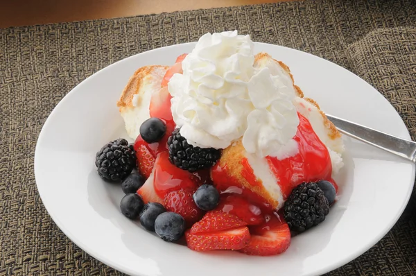 Изысканный десерт с ягодами и угловым тортом — стоковое фото