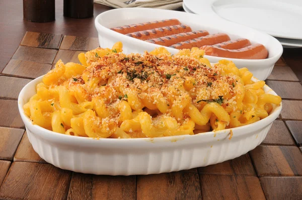 Sirve platos de macarrones, queso y perritos calientes —  Fotos de Stock