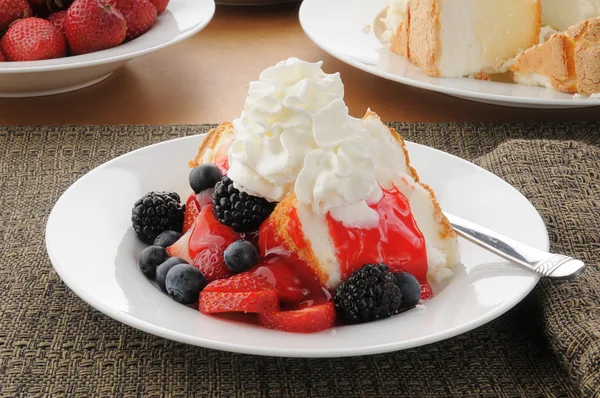 Tarta de fresa en ángulo pastel de comida — Foto de Stock
