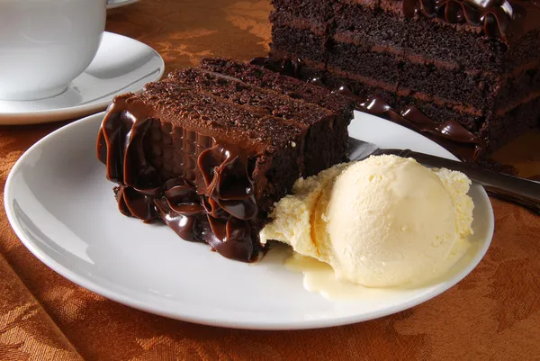 Шоколадный торт и кофе — стоковое фото