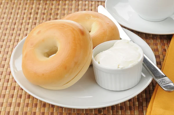 Bagels with cream cheese — Stock Photo, Image