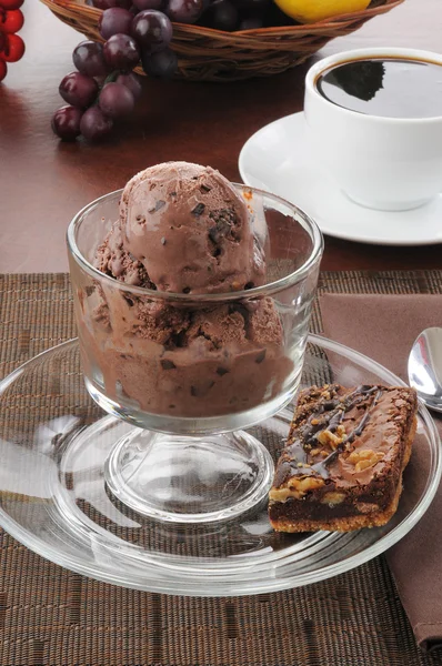 チョコレート アイス クリームおよびファッジ ブラウニー — ストック写真