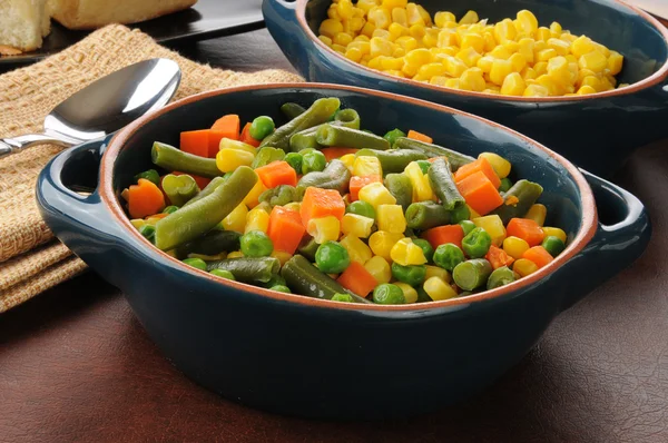 Serverings skålar grönsaker — Stockfoto