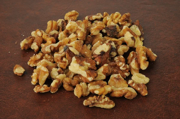 Оболочки грецких орехов — стоковое фото
