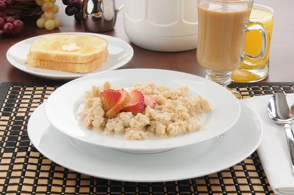 Oatmeal with strawberries and toast — Stock Photo, Image
