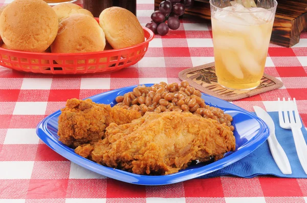 Fried chicken picnic dinner — Stock Photo, Image