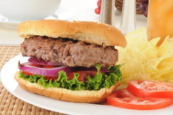 Крупный план домашнего гамбургера — стоковое фото
