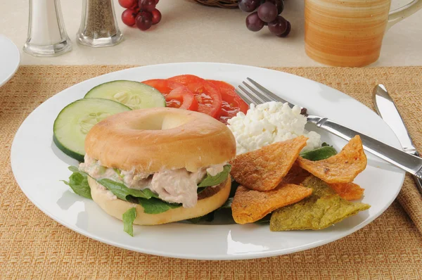 マグロ サンドイッチ上にトルティーヤ チップを搭載したベーグル — ストック写真