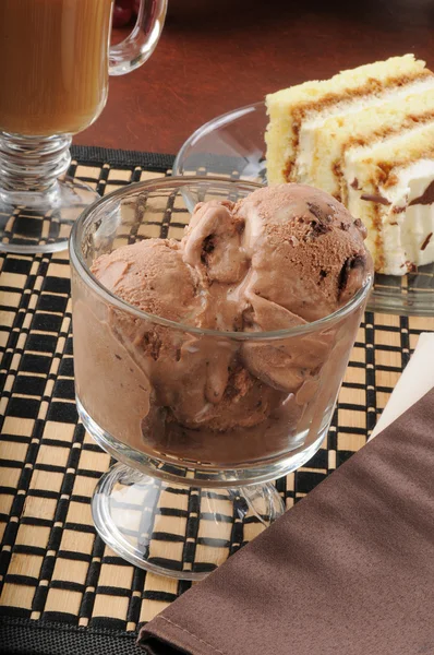 Čokoládová zmrzlina a tiramisu — Stock fotografie