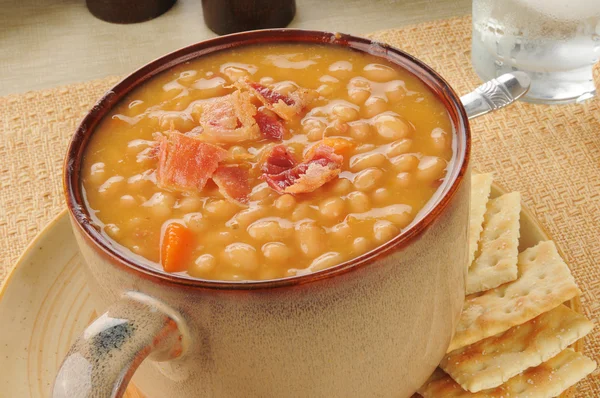 クラッカーとベーコンのスープと豆 — ストック写真