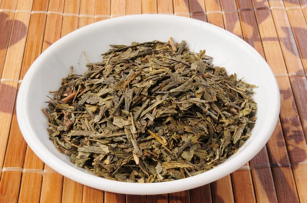 Sample dish of whole leaf tea — Stock Photo, Image