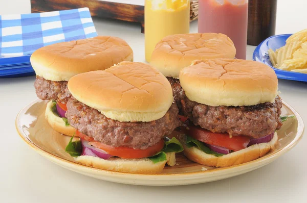 Servierteller mit dicken Burgern — Stockfoto