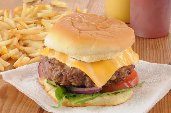 Tlusté cheeseburger s hranolky — Stock fotografie