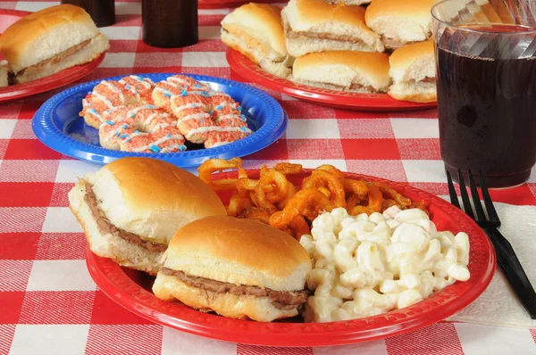 Hamburguesas con queso en una mesa de picnic — Foto de Stock