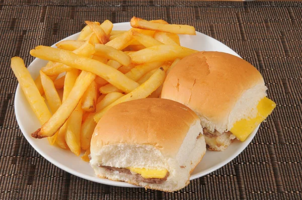 Cheeseburgery a hranolky — Stock fotografie