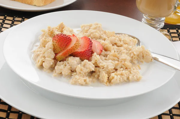 Oatmeal with strawberrie — Stock Photo, Image
