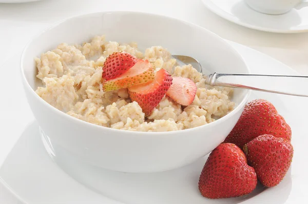Oatmeal and strawberries — Stock Photo, Image