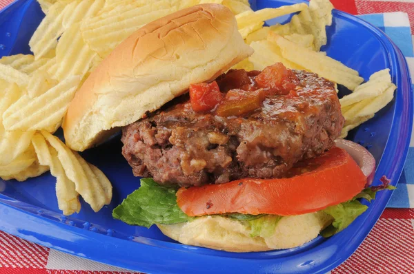 Hamburger garniert mit Salsa — Stockfoto