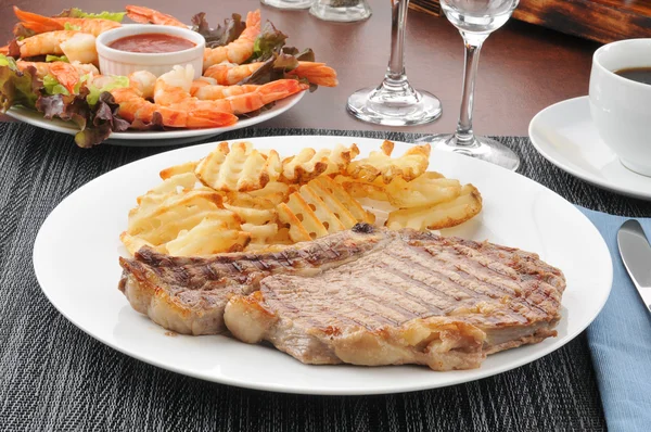 Rib steak s krevetami — Stock fotografie