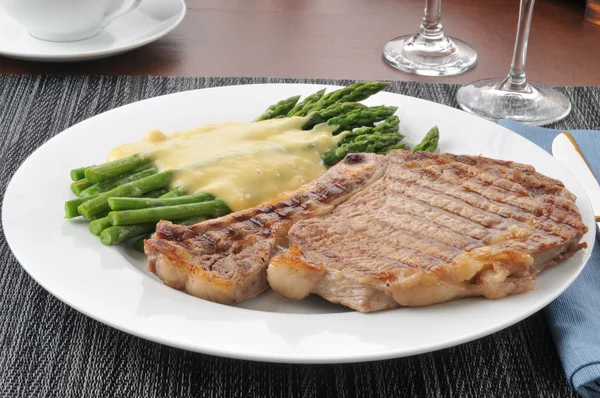 Grilled rib steak and asparagus — Stock Photo, Image