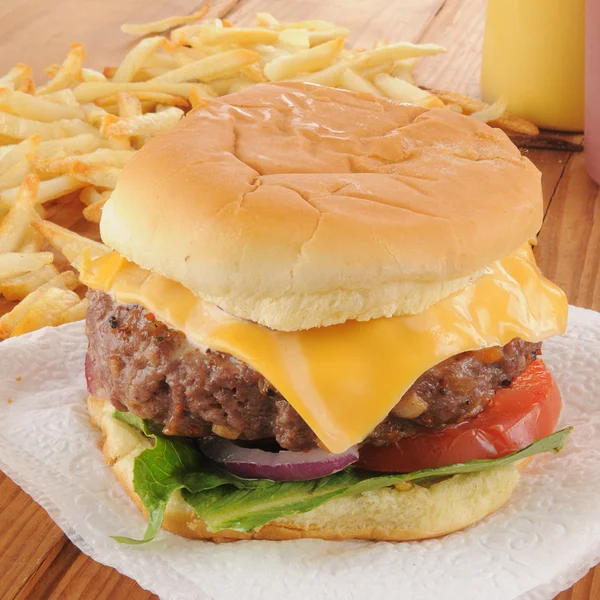 Tlusté cheeseburger s hranolky — Stock fotografie
