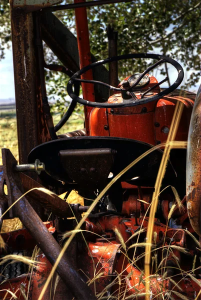 Vecchio trattore rustico — Foto Stock