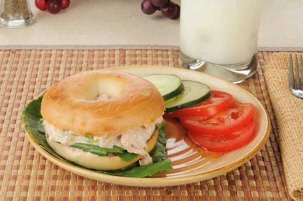 Tonijn sandwich op een bagel — Stockfoto