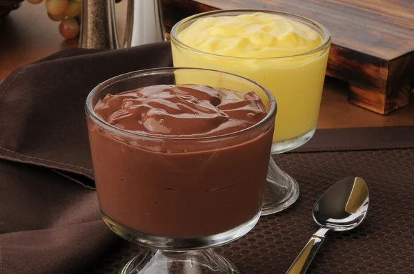 Cups of chocolate and vanilla pudding — Stock Photo, Image