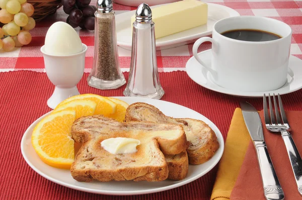 Hart gekochtes Ei und Zimt-Toast — Stockfoto