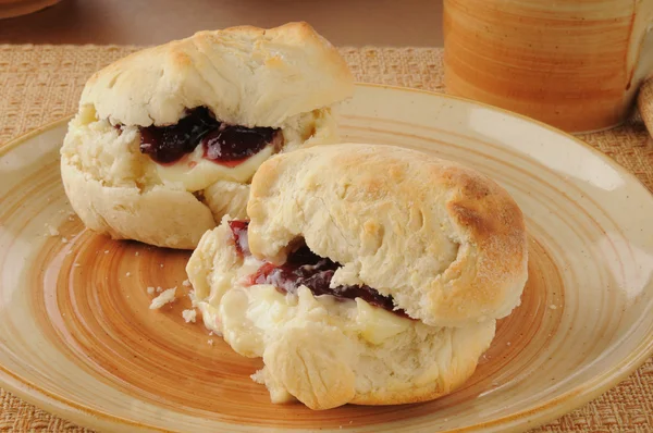 Biscuits with jam — Stock Photo, Image