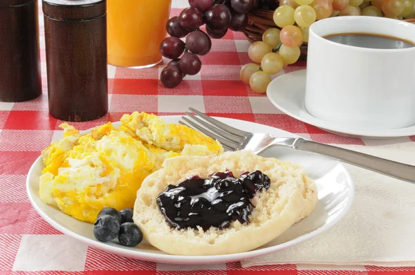 Scrambled eggs and an english muffin — Stock Photo, Image