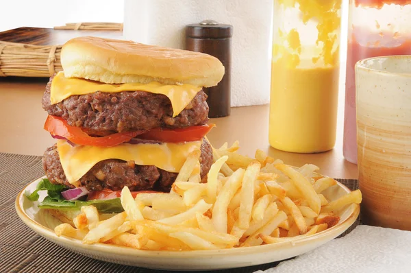 Ekstra büyük hamburger — Stok fotoğraf