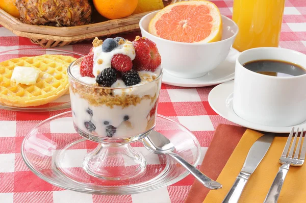 Sarapan sehat dengan yogurt parfait — Stok Foto