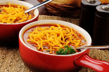 Chili con carne peynir ile tepesinde