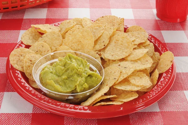Гуакамоле с чипсами — стоковое фото