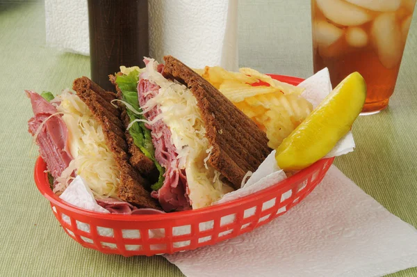 Reuben smörgås i en korg — Stockfoto