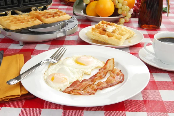 Petit déjeuner au bacon et aux œufs — Photo
