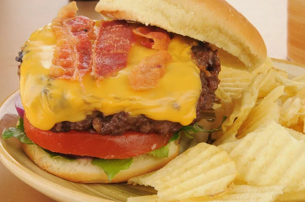 Slanina cheeseburger closeup — Stock fotografie