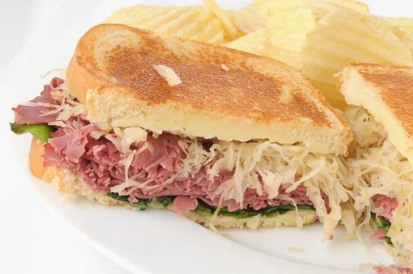 Reuben-szendvics a könnyű rozs — Stock Fotó