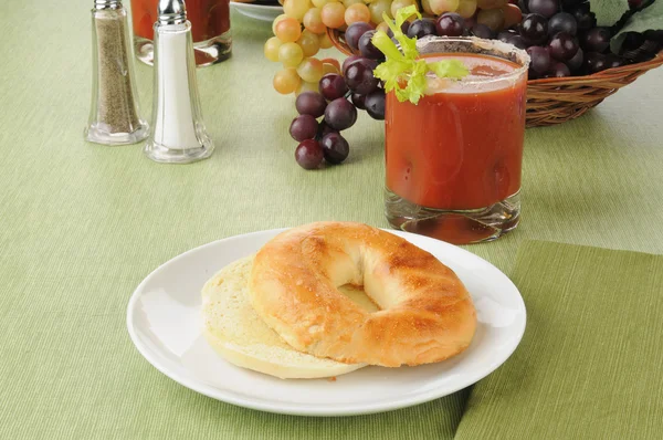 Toasted bagel with a bloody mary cocktail — Stock Photo, Image
