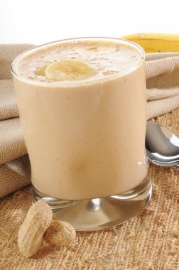 Fıstık ezmesi ve banana smoothie