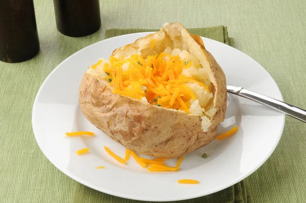 치즈와 함께 구운된 감자 — 스톡 사진