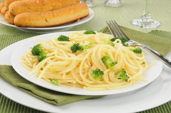 Makaron z masłem czosnkowym i brokuły — Zdjęcie stockowe