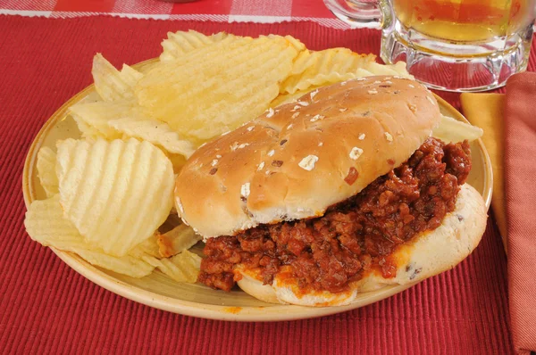 Sloppy joe hamburger s hranolky — Stock fotografie
