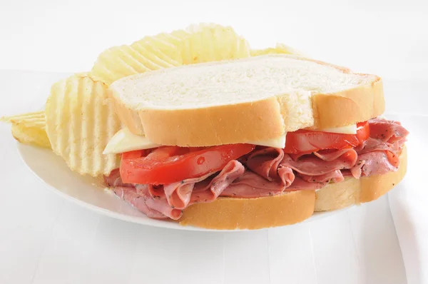 Pastrami sandwich with chips — Stock Photo, Image