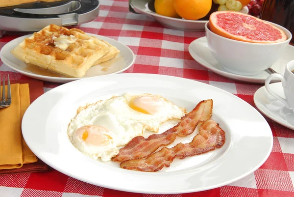 Bacon and eggs with waffles — Stock Photo, Image