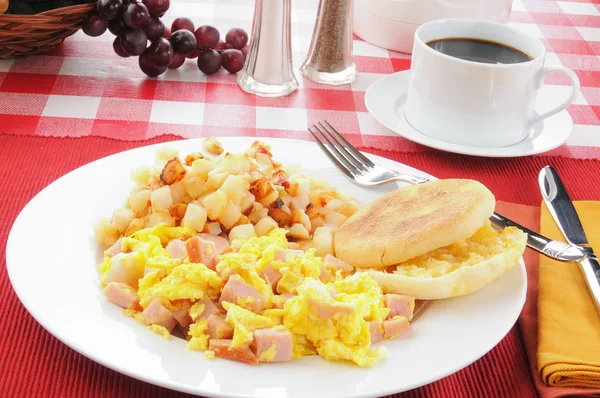 Scrambled eggs with ham — Stock Photo, Image